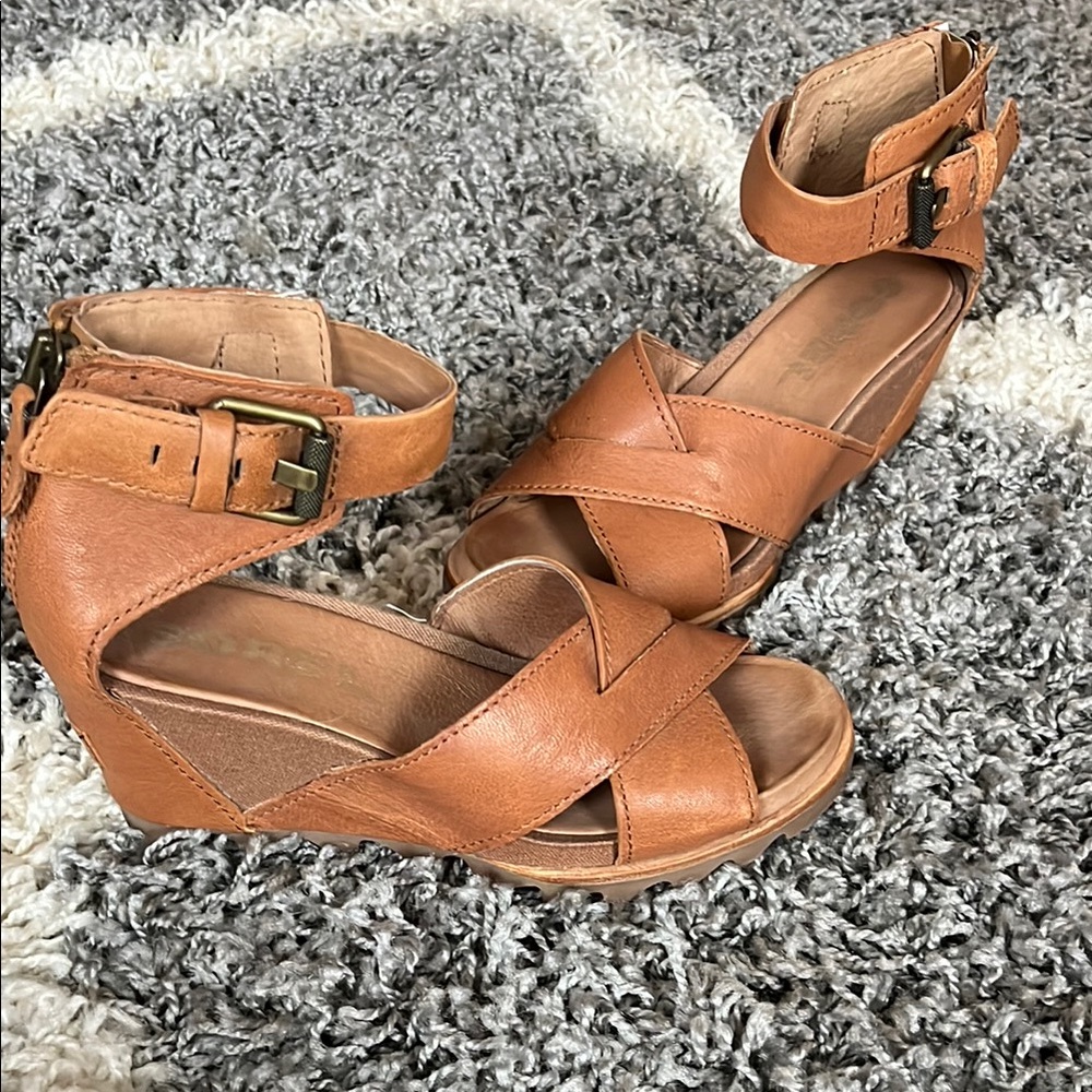 Sorel Tan Sandals with Cross-Strap Design - Picture 2 of 5